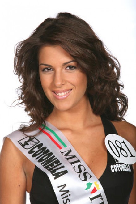 Ex finalista Miss Italia sfregiata al volto con l'acido